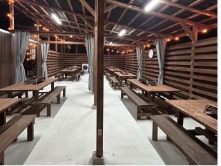 屋根付き広いBBQ場