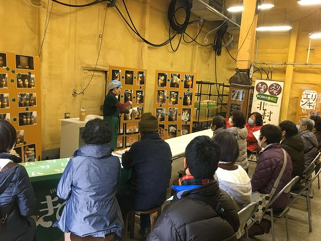 真剣に「そだててみま専科」の説明を聞いていただいています。講師は当社の北村部長。専門です。写真で要領よく。質問も多いです。