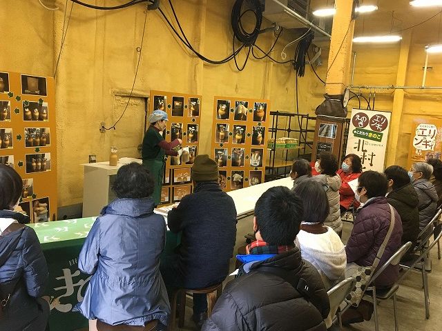 真剣に「そだててみま専科」の説明を聞いていただいています。講師は当社の北村部長。専門です。写真で要領よく。質問も多いです。