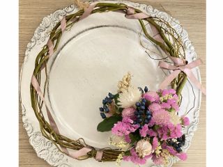 材料はドライフラワーになる綺麗な色合いのお花を準備しています