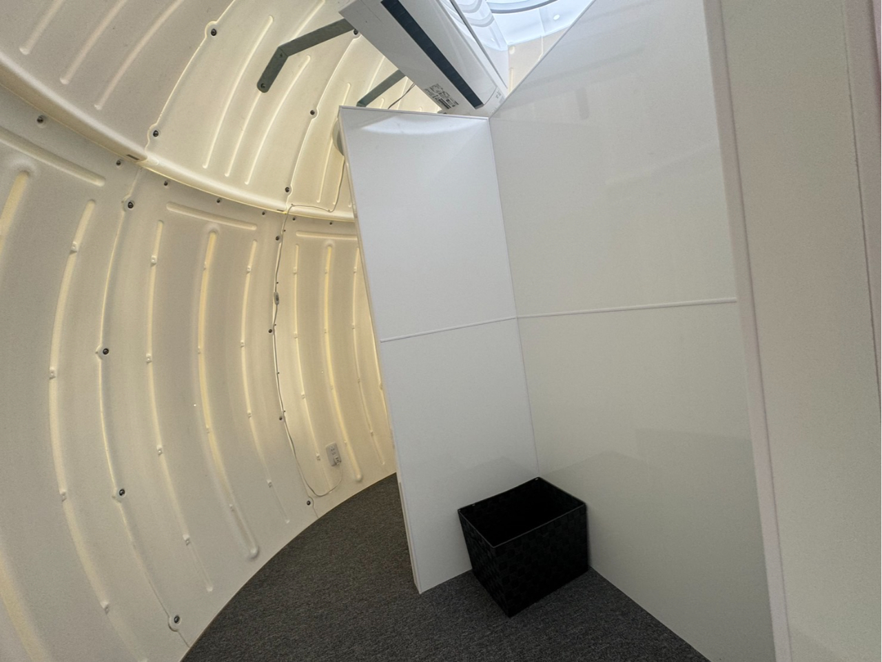 更衣室の中は広々空間で過ごしやすく冷暖房完備だから着替えやすい!