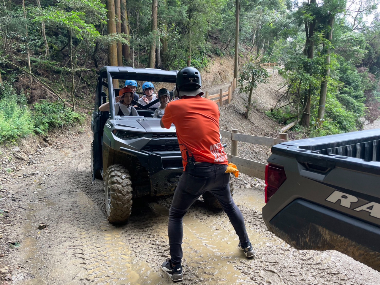 アドベンチャーバギーのメイン!森の中でバギーと一緒に写真をスタッフがお客様の携帯電話にてお撮りします!