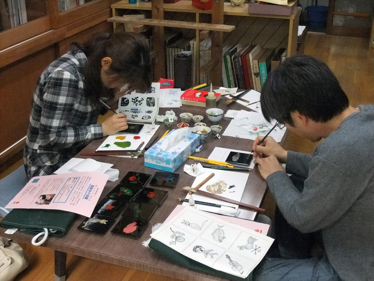 【村上市】漆絵付け体験プラン《黒漆塗りの栞もしくはストラップ・アクセサリーに色漆...