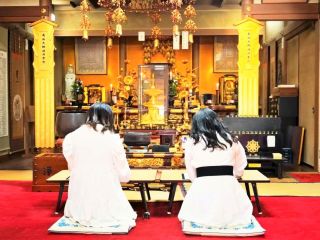 本堂にて写経体験