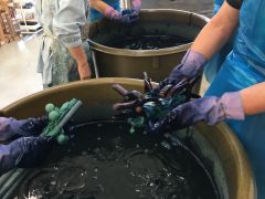 藍染用に、エプロンと手袋をご用意しております。