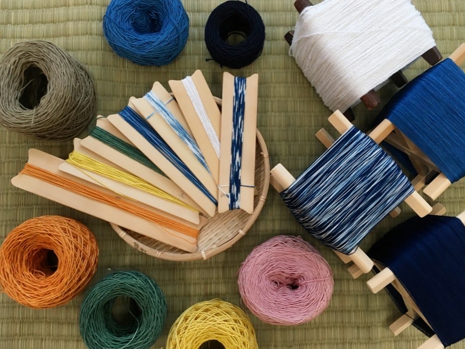琉球藍や、植物染料で染めた糸からよこ糸をお選びいただきます。