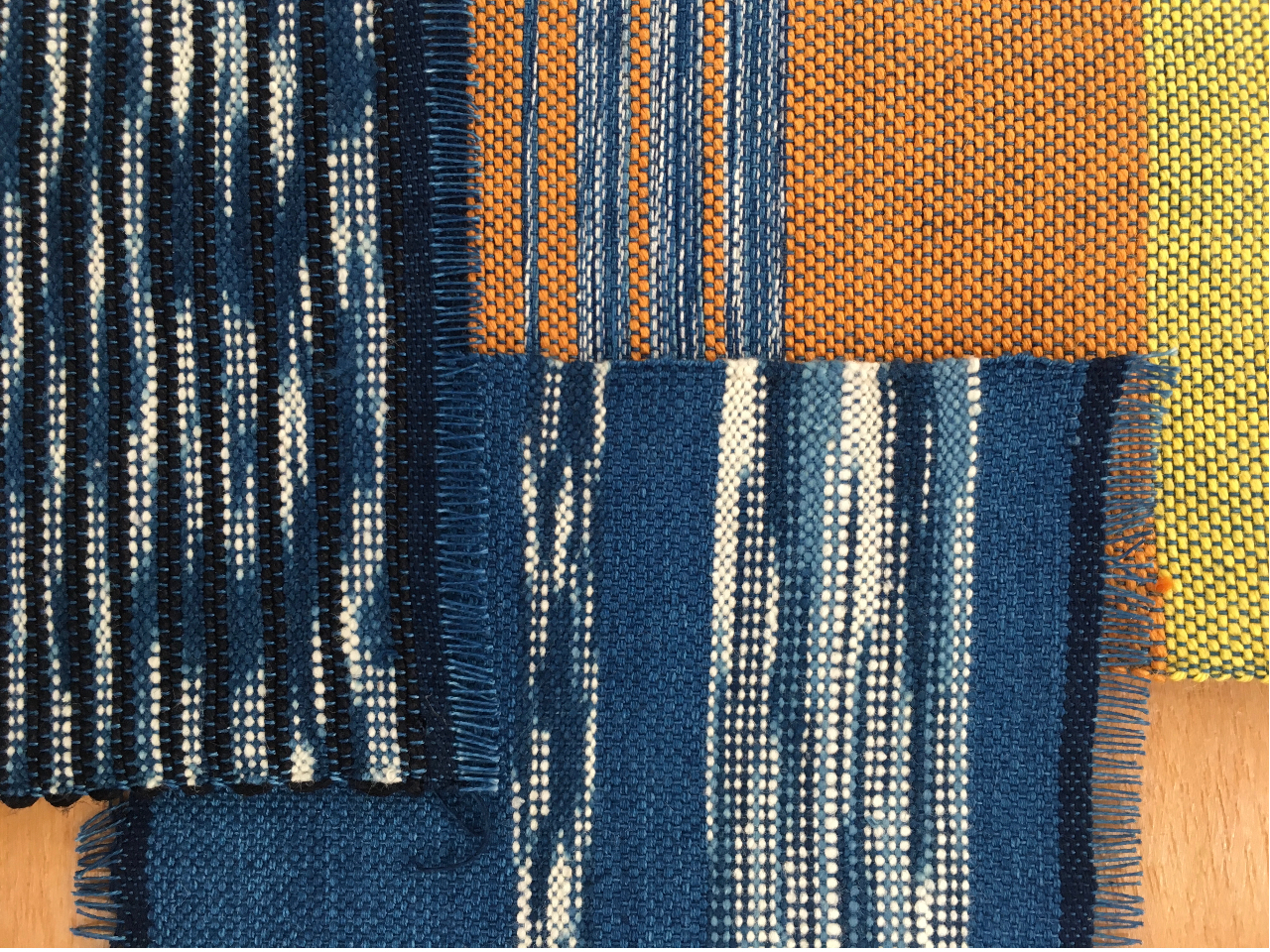 よこ糸を自由に組み合わせて織ります。