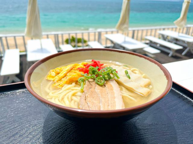 沖縄名物の大きなお肉が乗っている沖縄そば♪