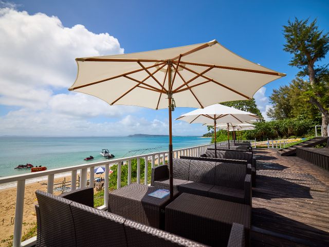 エメラルドグリーンの海を一望できるテラス席