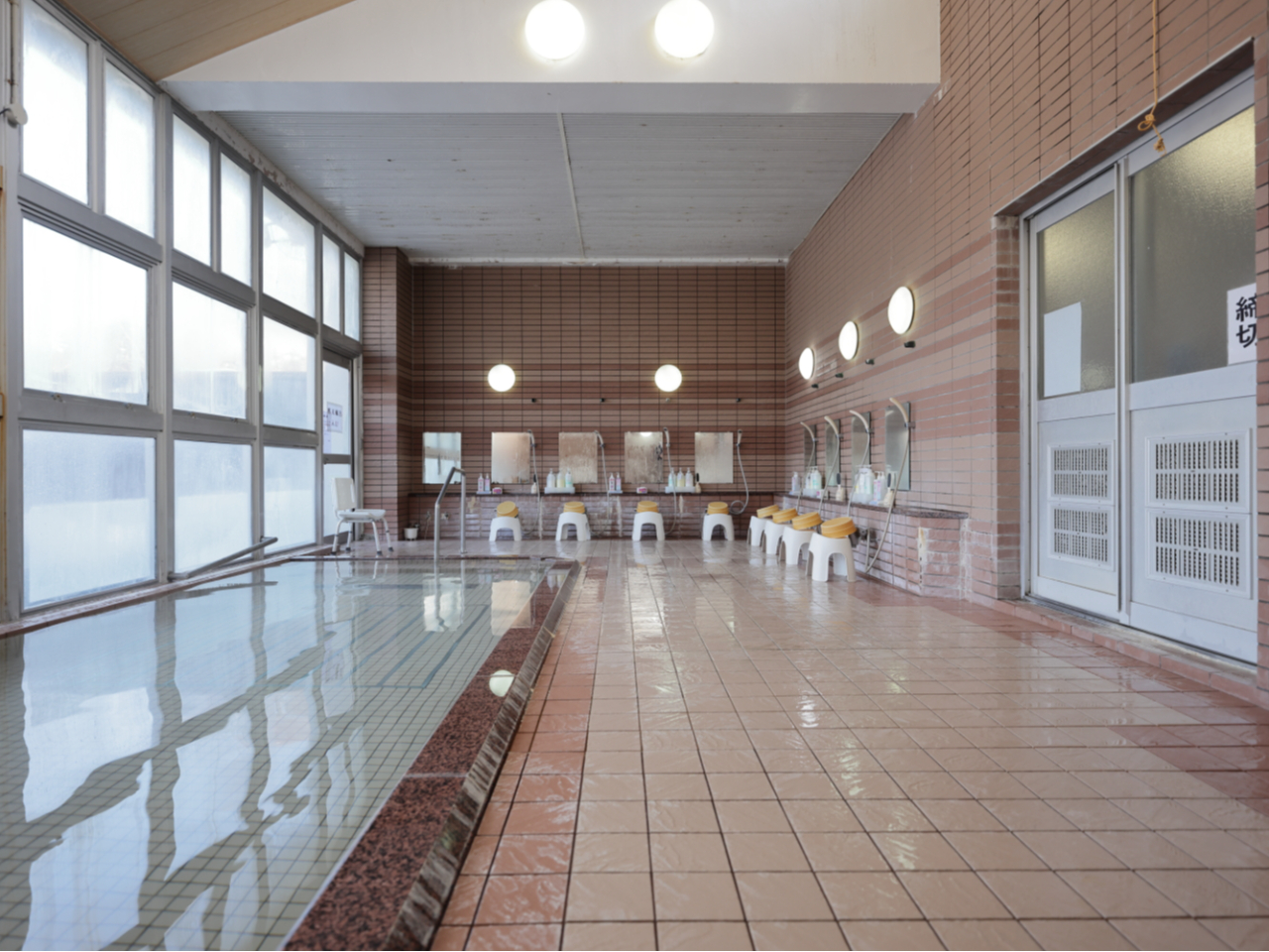 日帰り入浴は10時〜。男性内湯1・露天風呂1・女性内湯1・露天風呂1