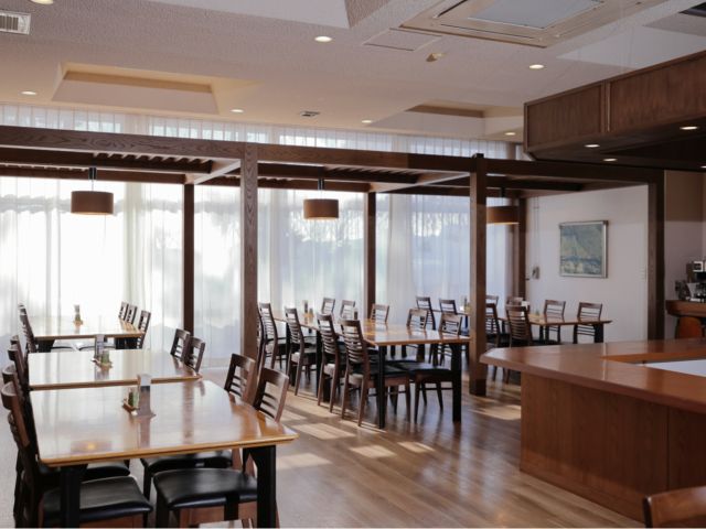 お昼のレストラン営業時間は11:30〜13:30まで。