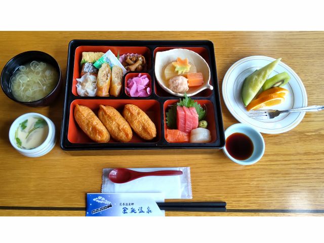 お昼は【松花堂弁当】が付いています。※お弁当の内容は季節、仕入れ状況により異なります。