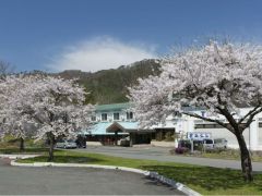 家族連れに人気の花巻広域公園内に立地。地下1300mから湧き出る「万寿の湯」は地元客にも好評。