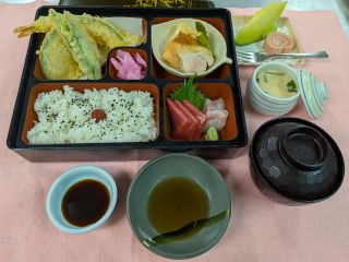 お昼は【松花堂弁当】が付いています。※お弁当の内容は季節、仕入れ状況により異なります。
