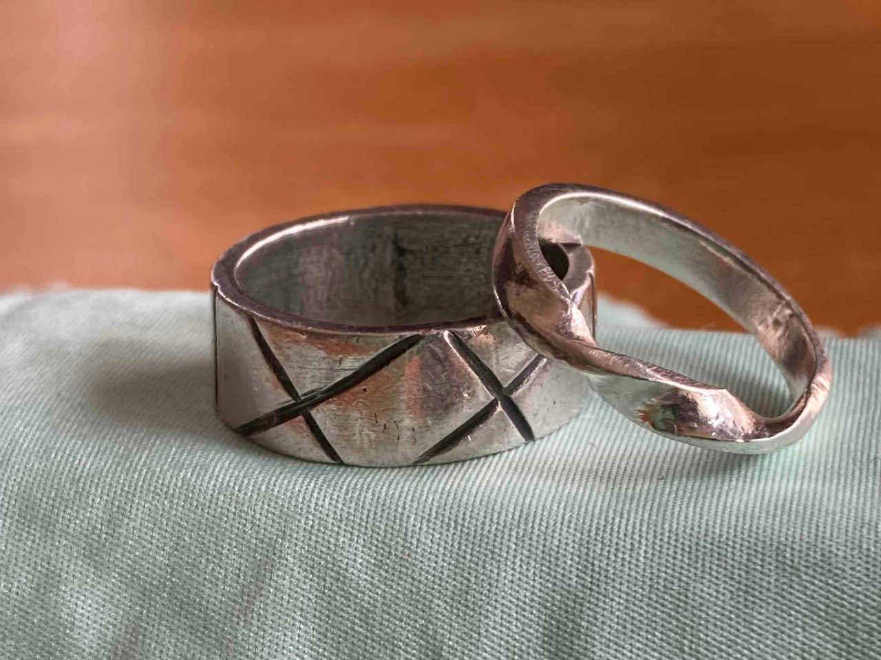 人気の平打ちリングとねじりのリング