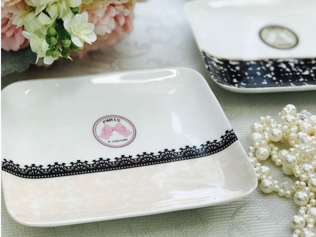 15センチの正方形のプレートに転写紙を貼って、デザインしていきます