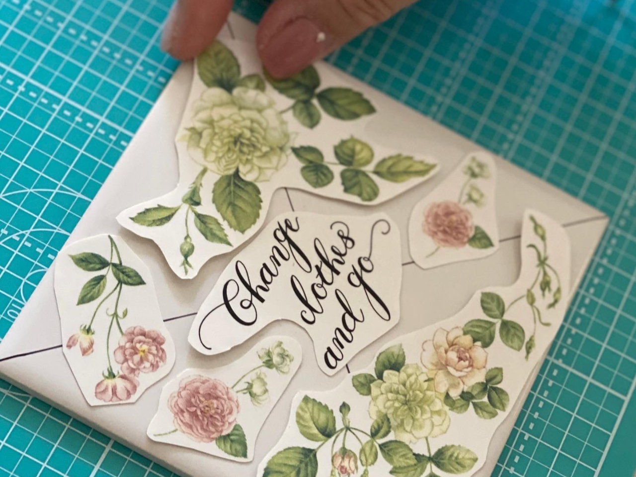 パーツを切り抜いて貼っていくだけなので、お子様や初心者さんでも簡単に、クオリティの高い作品作りができます