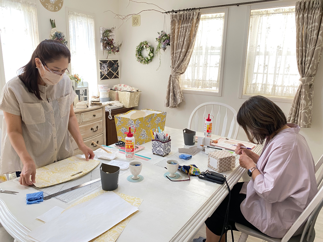 自宅サロンでのレッスンになります。90パーセントの生徒さんがお一人で通ってくださってます。ここで仲良くなった!という方もいらっしゃいます