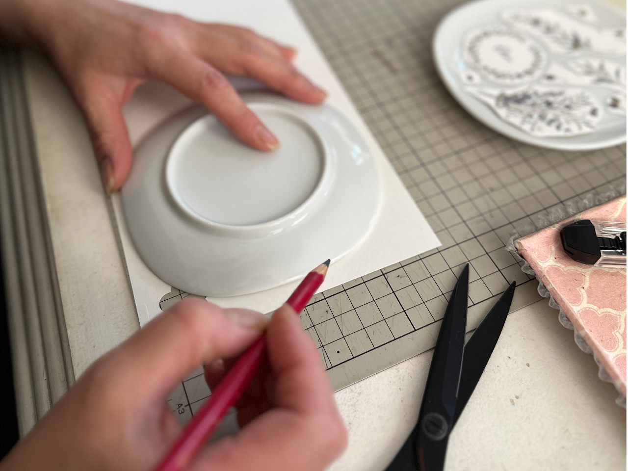 まずは転写紙を好きな大きさにカットしていきます。絵柄に合わせて大雑把に切ればOK!