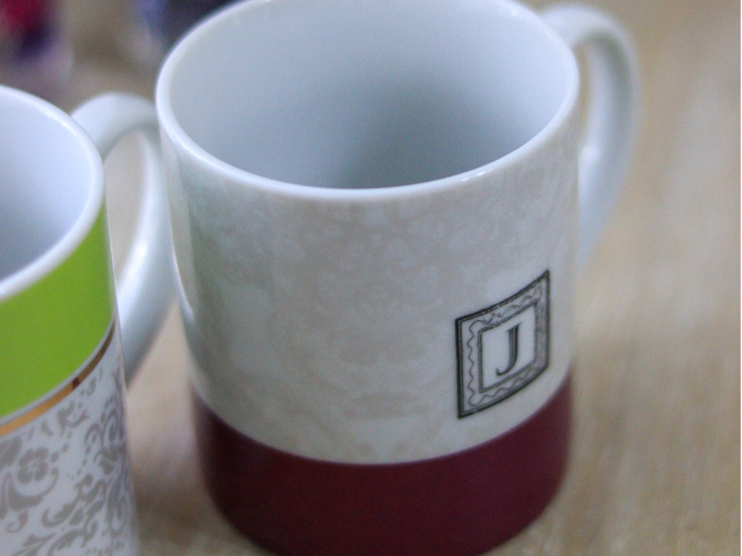 普段使いしやすいマグカップに転写紙を貼って、デザインしていきます