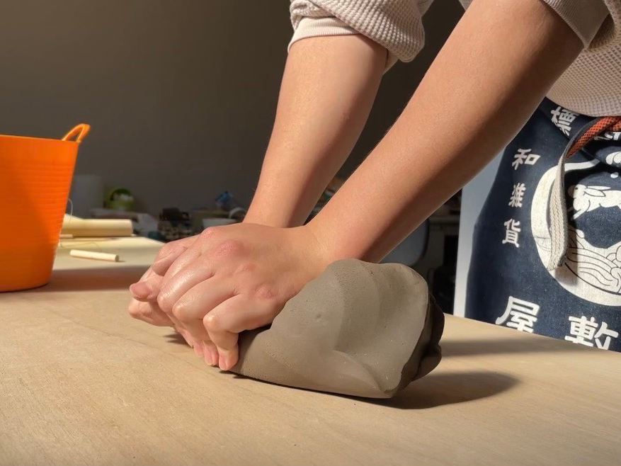 土をこねる様子です!