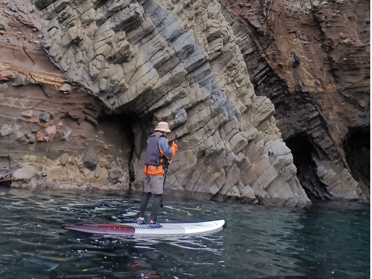 透明度の高い海とダイナミックな地形を抜けて