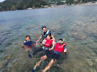 透明度の高い海でのスノーケリング 足の付く浅瀬にて
