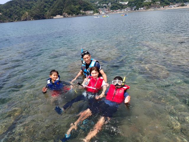 透明度の高い海でのスノーケリング 足の付く浅瀬にて
