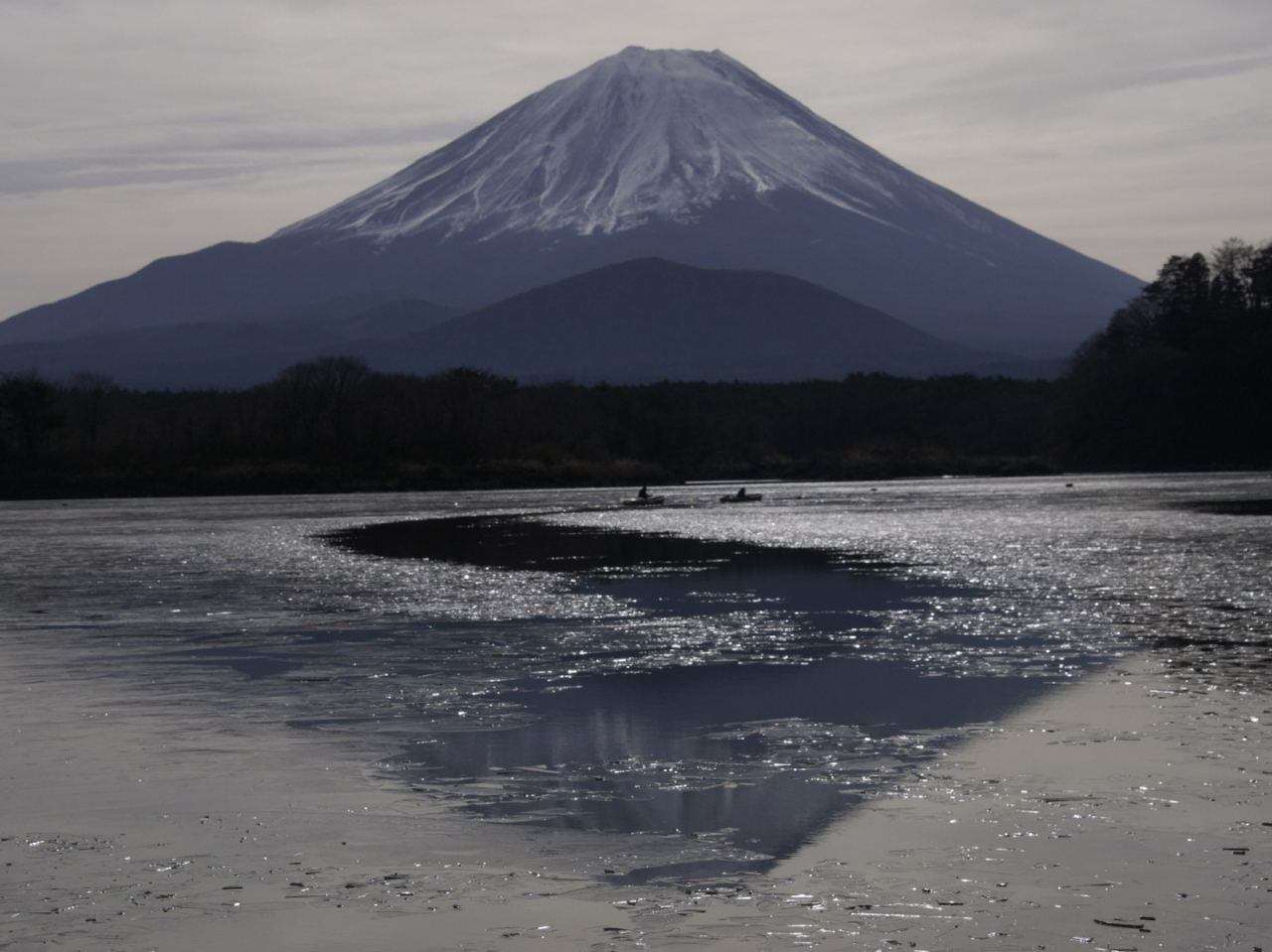 季節ごとに楽しみがあります♪ 厳冬期は湖面が凍ることも