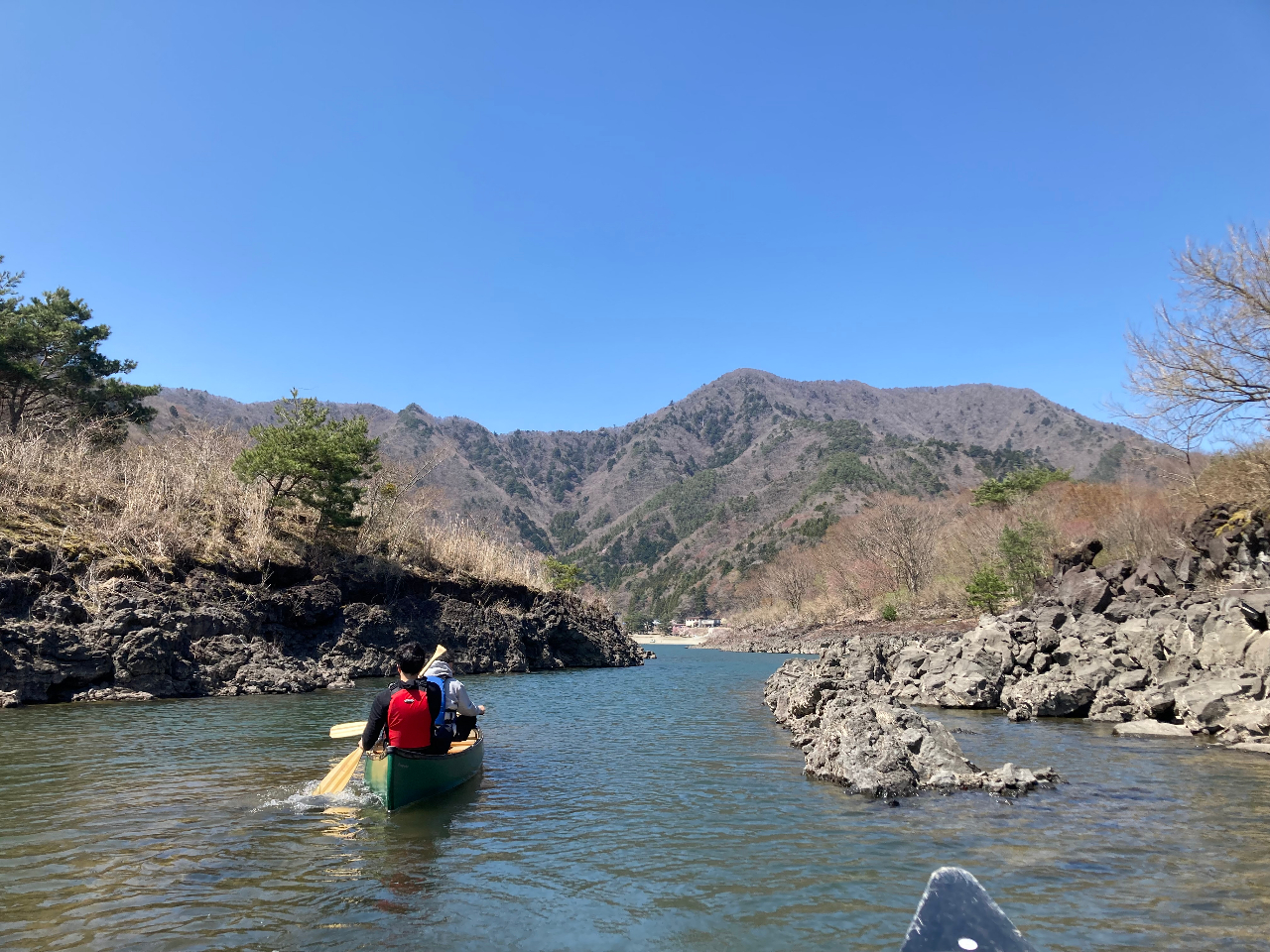 その日の状況にあったコースをガイドがご案内します♪溶岩地帯を進んでいくのも楽しいです♪