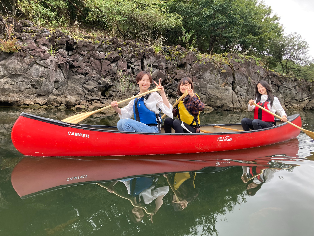 カナディアンカヌーなら協力して漕ぐと一体感が生まれます☆基本2人(タンデム)ですが3人もいけます♪