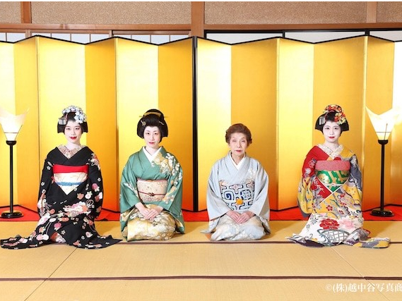 毎週土曜日、あきた文化産業施設松下にて、お昼の部、昼下がりの部の一日二回公演を実施しております。