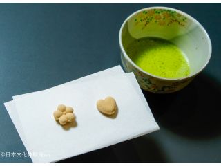 幸せ呼ぶハート形のお干菓子とお抹茶体験