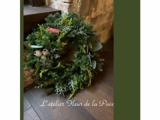 サンプルは、シダ類を使ってのリースです。フレッシュな花材を使用のため、体験いただく季節により花材は変わります。