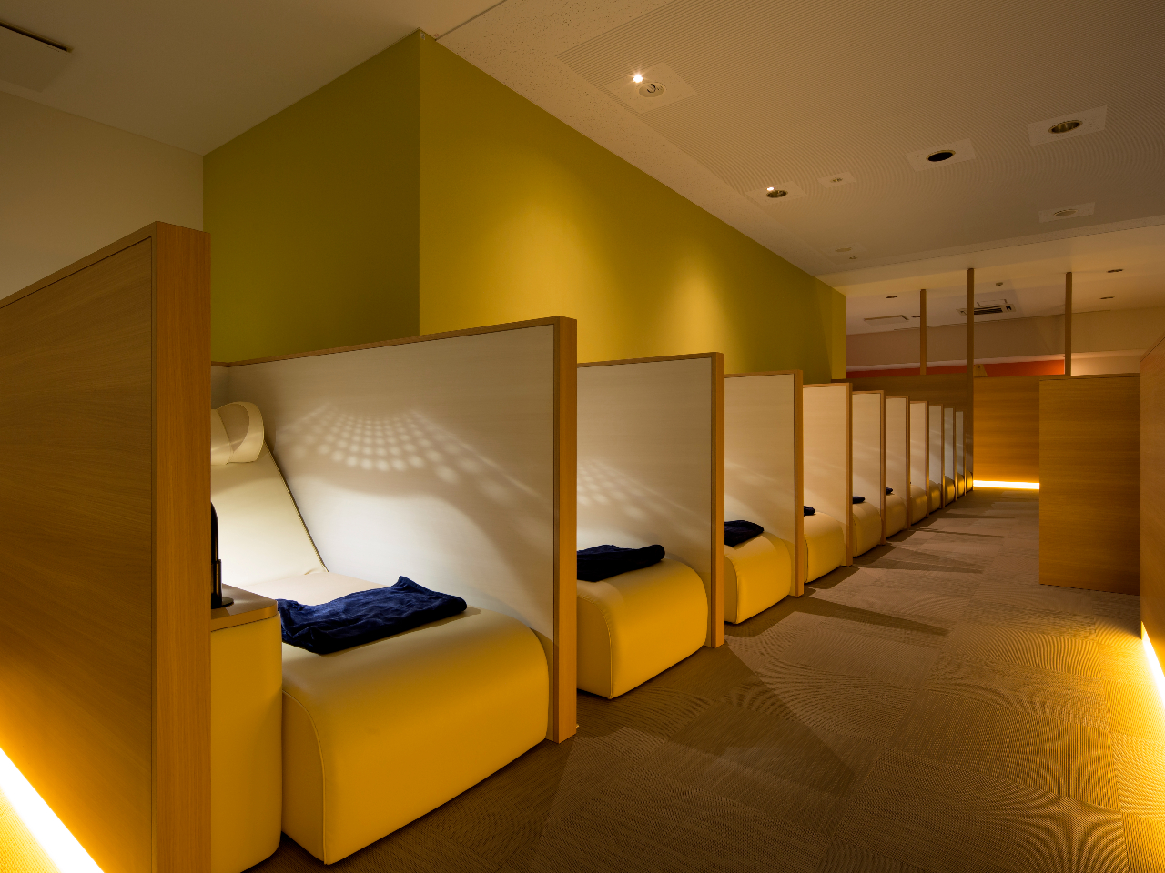 プレミアムラウンジの利用時間は17:00〜翌朝9:00までです。座席番号は当日フロントにてお知らせ致します。座席の変更はできませんので予めご了承くださいませ。