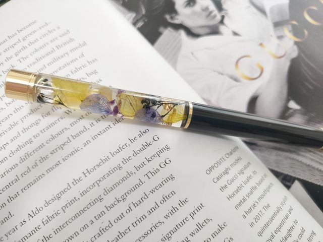 推しカラーの色花で作られた、愛用ボールペン。