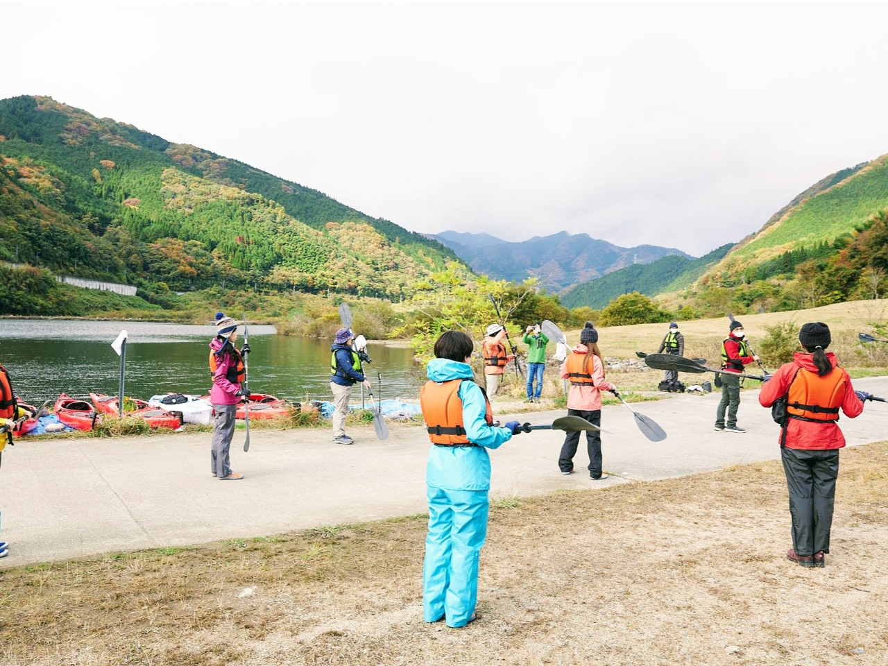 先ずは陸上でインストラクターからパドリング説明を受けるので、安心安全♪