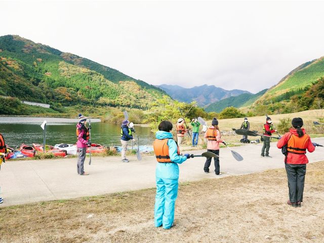 先ずは陸上でインストラクターからパドリング説明を受けるので、安心安全♪