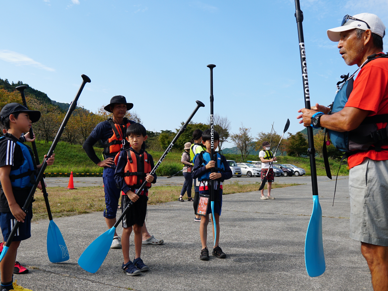 先ずは陸上でインストラクターからパドリング説明を受けるので、安心安全♪