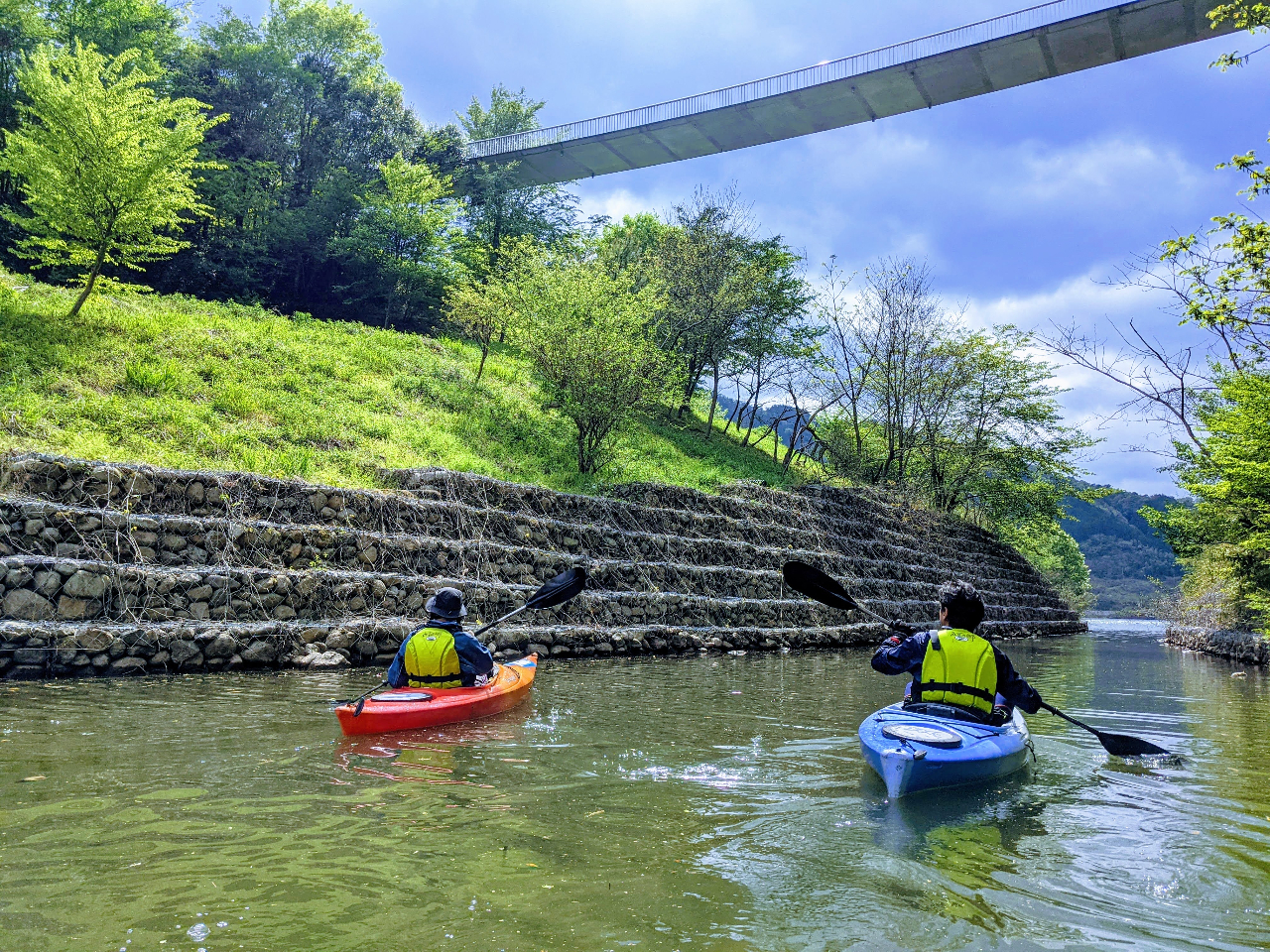 奥津湖に浮かぶ離れ小島「浮島」と湖岸を結ぶ吊り橋「浮島橋」に下をくぐれます。