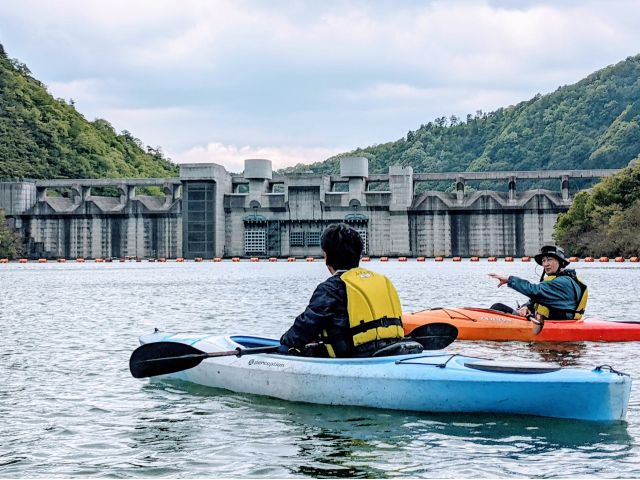 苫田ダムの堤体付近までクルージング。珍しいラビリンス構造が特徴的です。