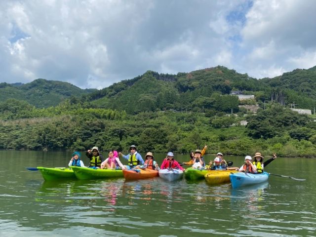 カヤックは1人乗り艇と2人乗り艇があり、大人から子どもまで楽しめます。