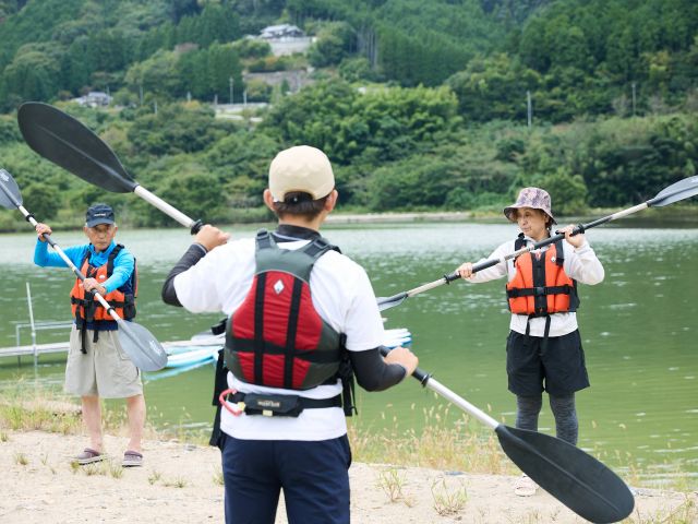 先ずは陸上でインストラクターからパドリング説明を受けるので、安心安全♪