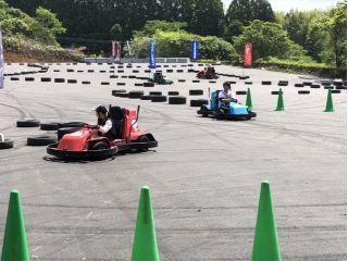 遊園地にある子供用ゴーカートから大人用のドリフトゴーカートまで気軽に遊べます。