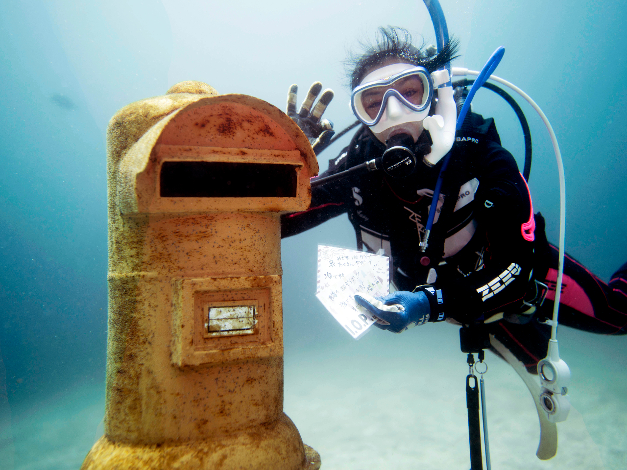 ダイバーだけがたどり着ける世界。水中ポストに記念ハガキを投函♪
