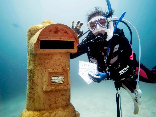 ダイバーだけがたどり着ける世界。水中ポストに記念ハガキを投函♪