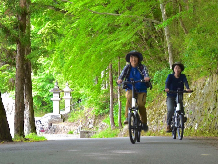 街中の人混みから離れて緑多い、ローカルスポットをサイクリング