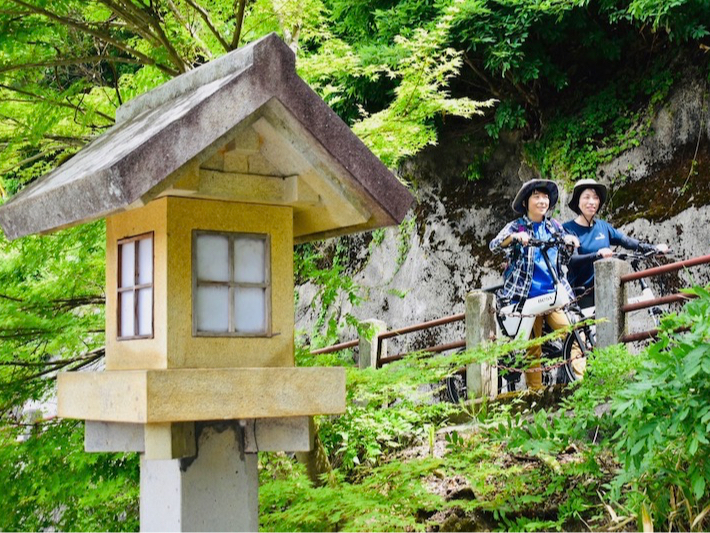 神社の参道の横をサイクリング、とても美しい景色です