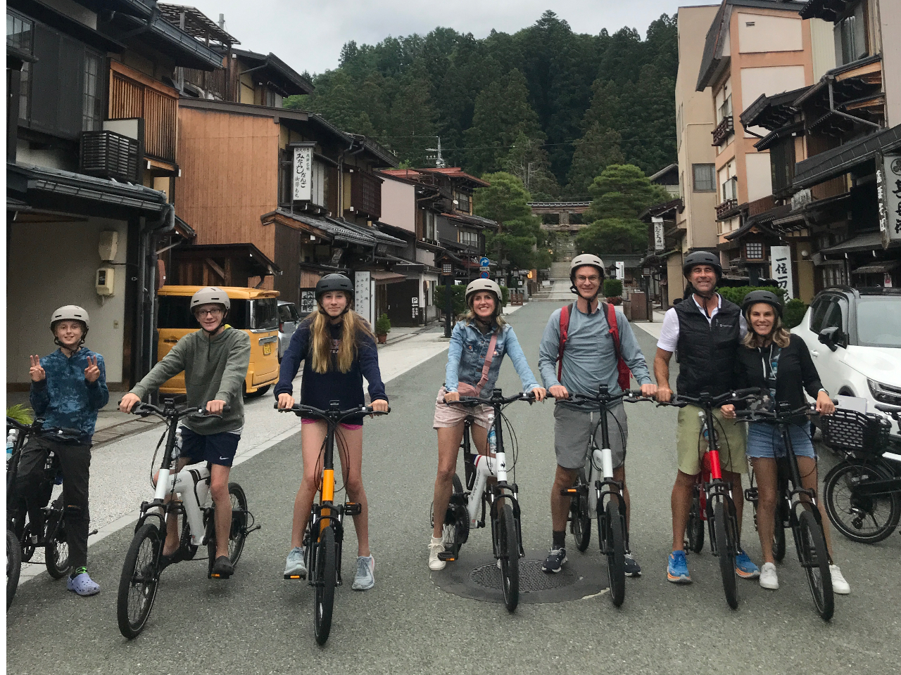 最後は、大鳥居に向かう道、ツアーの終わりは最高の笑顔です!