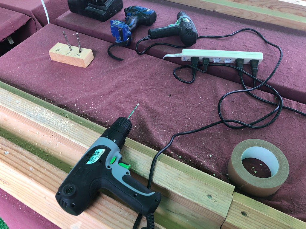 デザイン下絵を貼り付けた竹を電動ドリルで穴をあけていきます。